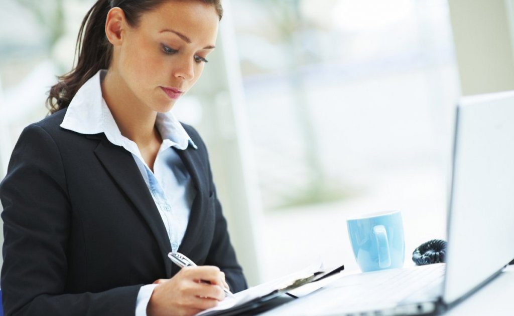 Profesional realizando tareas administrativas